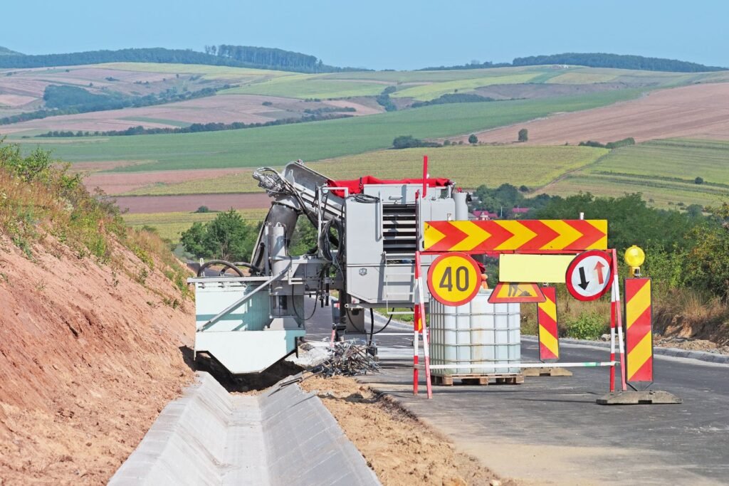 Aménagement et curage d'un fossé en béton le long des routes à Metz et en Moselle