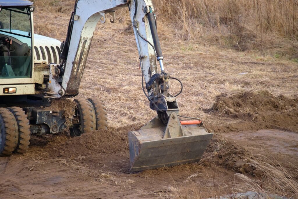 Un chantier en cours de nivellement du sol pour travaux de projet espace public à Montigny-les-Metz