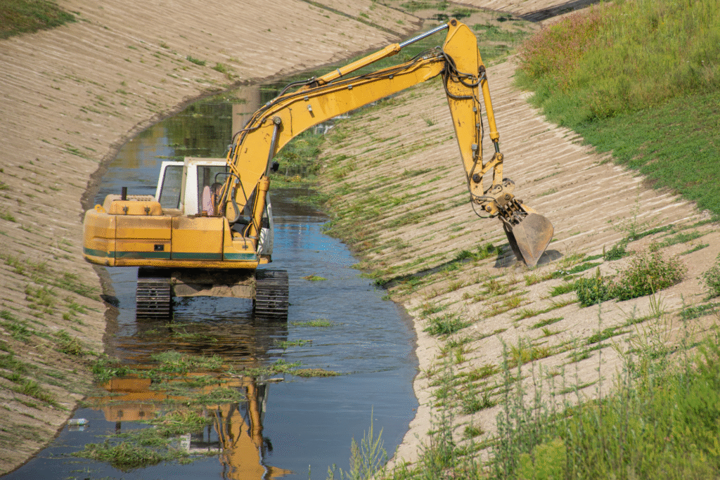 Curage de fossé par pelle mécanique à Metz en Moselle, entretien des berges pour éviter les inondations