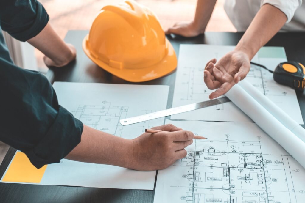 Deux ingénieurs élaborent le process pour niveler le sol d'un chantier de construction dans la région de Metz