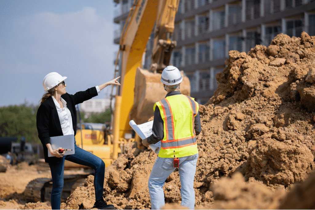 Une ingénieur et un technicien spécialisés dans les fouilles garantissent la conformité des travaux d'excavation à Thionville (57)