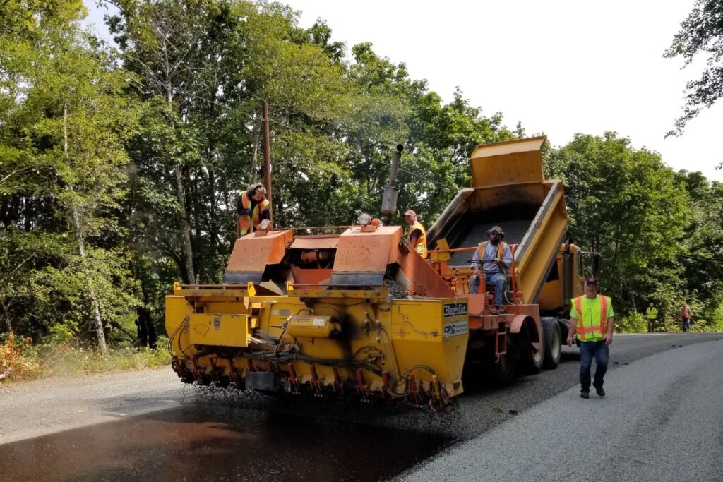 Ouvriers experts en VRD sur chantier à Sarreguemines pour des travaux de voirie sur route en forêt