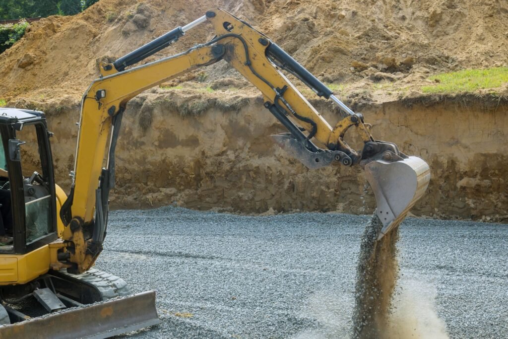 Un technicien execute un remblais de terrain à Thionville pour garantir la sécurité de la construction en cours