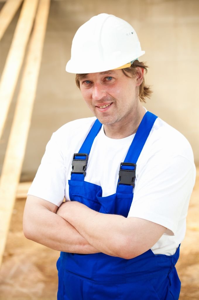 Un specialiste terrassier pisciniste sur un chantier de creusement du bassin à Woippy