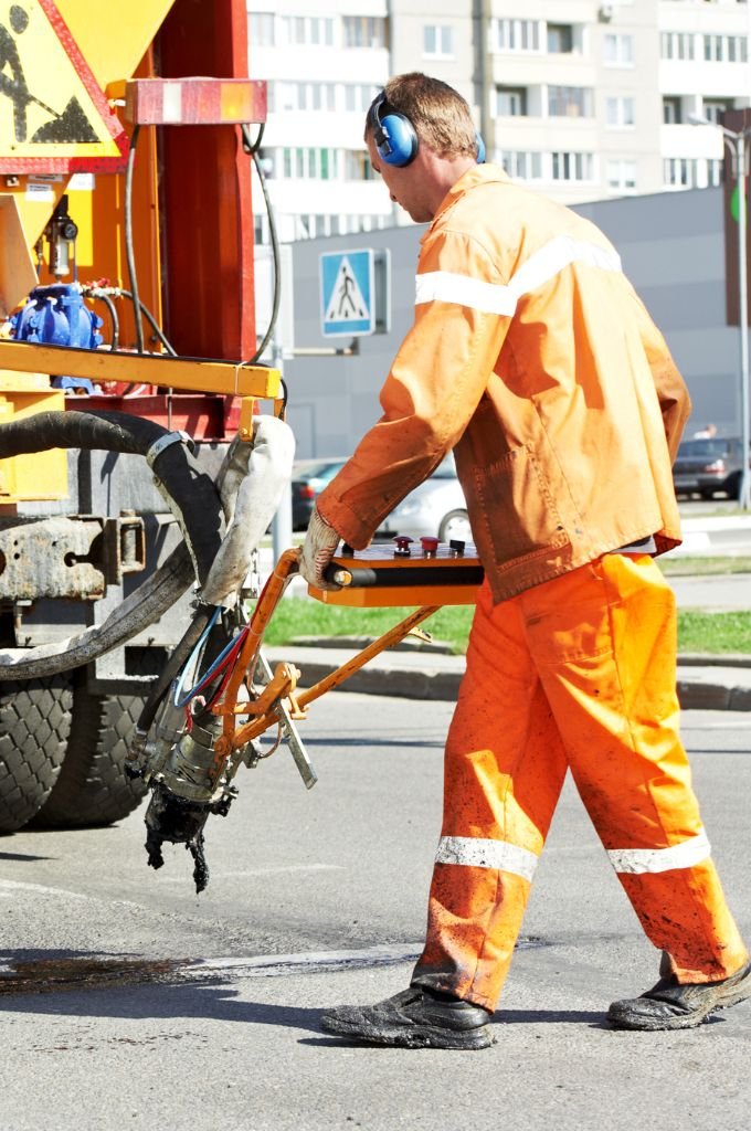 Technicien expert en travaux de voierie et réseaux divers sur un chantier à Metz Eurométropole